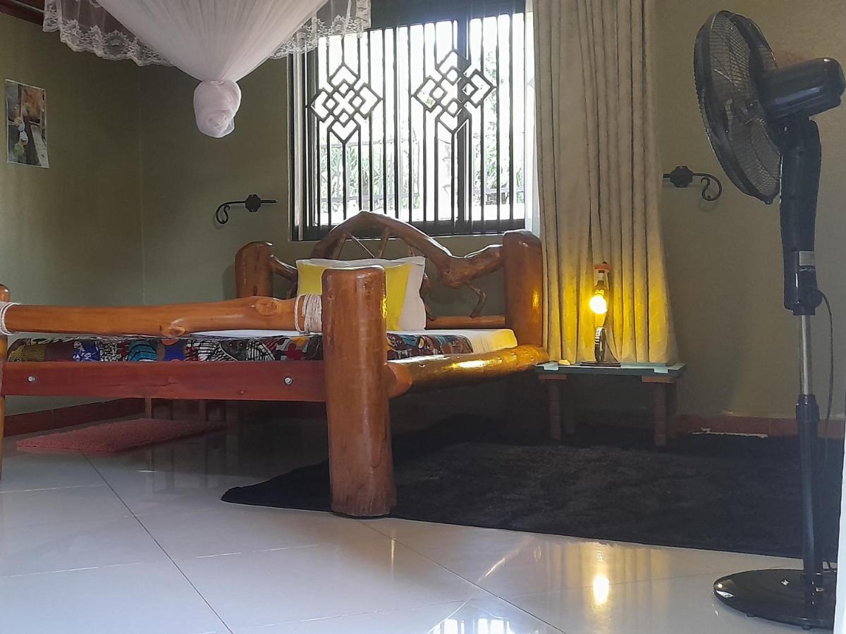 Aivilo Home Entebbe Buitenkant foto