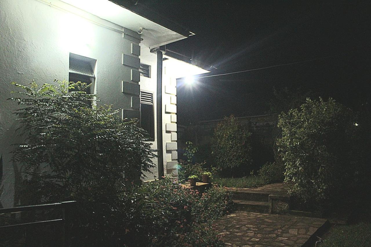 Aivilo Home Entebbe Buitenkant foto